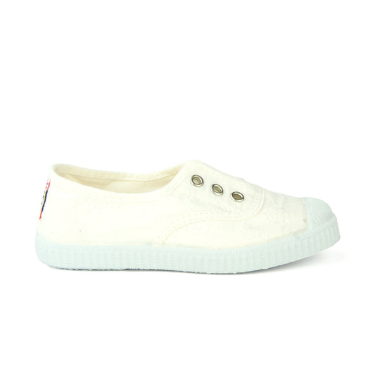 Cienta Kids' Embroidered Shoes / 70998-05